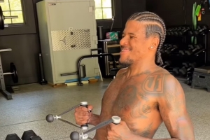 我要變強(qiáng)??杰倫-格林曬在健身房練力量的視頻 表情非常堅定