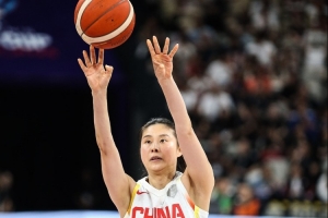 穿針引線！王思雨12分鐘4中3拿到9分8助 正負(fù)值+7