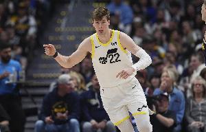 降維打擊！菲利波夫斯基半場10中5&3記三分拿下14分8板 首節(jié)10分