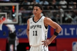 守強攻弱！卡特-布萊恩特11中2僅得5分 防守很拼有5板1斷2蓋帽