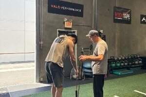 張鎮(zhèn)麟社媒曬近況：康復(fù)??? 攝影?? 當(dāng)教父??