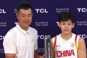 ??楊舒予當(dāng)選本場最佳球員 前中國男籃球員王仕鵬為其頒獎