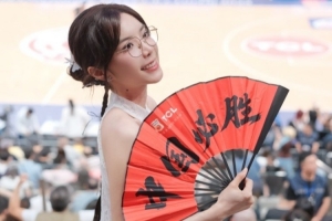 余霜：人生第一次看女籃現(xiàn)場(chǎng) 心臟還跟著節(jié)奏砰砰跳 手心都捏著汗