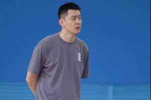 遼寧男籃今日抗干擾訓(xùn)練??楊鳴已從美國回來歸隊(duì)監(jiān)督