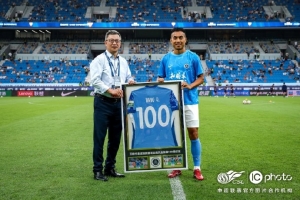 王嶠領(lǐng)取深圳新鵬城生涯聯(lián)賽百場里程碑紀念球衣