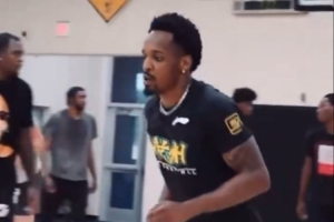 回歸再來一年？上賽季FMVP巴里-布朗身穿廣廈T恤參加球局