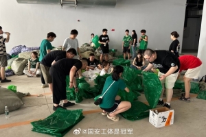 博主：昨天完成6萬人TIFO展示，今天國安球迷又來到工體回收整理