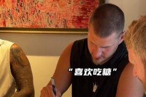 相當(dāng)美味！約基奇來(lái)到北京 嘗試北京烤鴨趣事連連