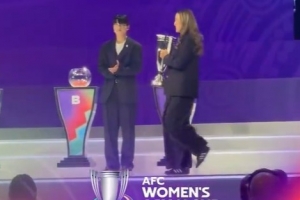 李夢雯作為衛(wèi)冕冠軍中國女足代表 攜亞洲杯冠軍獎杯出席抽簽儀式