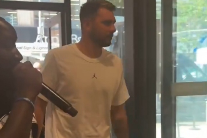 ??近距離看真的瘦了好多！東契奇現(xiàn)身紐約參加活動(dòng)