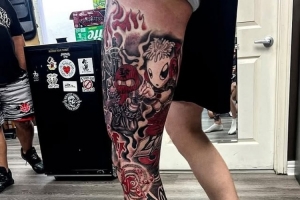 面積夠大的！三球增添新文身“天空才是極限” 覆蓋整條左腿