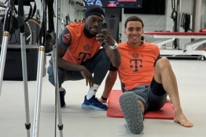 阿方索-戴維斯社媒曬與穆西亞拉康復(fù)訓(xùn)練照，兩人康復(fù)進展積極