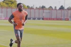 拜仁官方發(fā)布視頻，阿方索回歸訓(xùn)練場(chǎng)進(jìn)行跑步訓(xùn)練