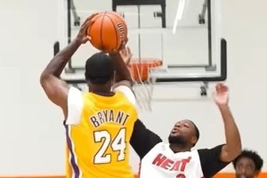 永恒經(jīng)典！韋德穿上科比球衣 復(fù)刻其打板三分絕殺自己名場(chǎng)面??