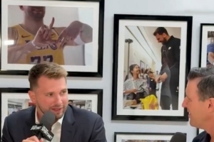 湖媒：當(dāng)初續(xù)約濃眉時(shí)現(xiàn)場(chǎng)比較簡(jiǎn)單 東契奇這次特意搭建了照片墻