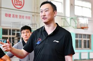 媒體人：青島一線隊(duì)夏訓(xùn)不到10人 教練組期待通過夏聯(lián)考察年輕人