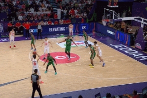 急先鋒！中國(guó)男籃開(kāi)局不利 趙睿里突外投連拿5分為球隊(duì)破局