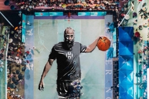 與哈登冒雨揭幕中國首座巨幅哈登球場！周玲安曬現(xiàn)場活動花絮