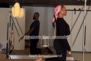 健身塑形??詹姆斯妻子曬與丈夫一同練習(xí)普拉提????