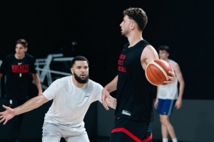 范弗里特曬與申京訓(xùn)練合照 后者回復(fù)：大哥??