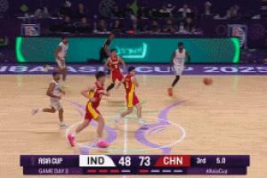 壓哨送分！趙嘉義籃下輕松打板 對(duì)手防守干擾球了！