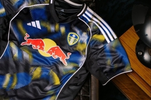 利茲聯(lián)發(fā)布新賽季第三球衣：藍(lán)白黃黑配色，今日發(fā)售