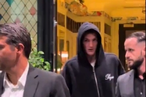 加盟曼聯(lián)在即！塞斯科與經(jīng)紀人被拍到離開曼徹斯特的一家餐廳