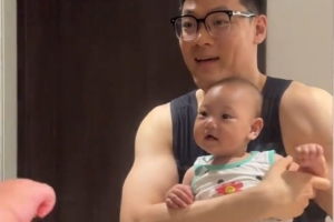 張寧妻子曬日常視頻：爸爸回家的第一天 太開心啦