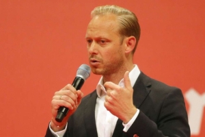 記者：斯圖加特市場(chǎng)總監(jiān)卡斯帕想加盟拜仁，尚不清楚是否要轉(zhuǎn)會(huì)費(fèi)