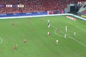 第40分鐘，楊明洋爭(zhēng)頂被裁判吹罰犯規(guī)，蓉城球員紛紛表示不滿