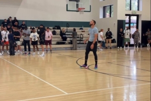 庫里舉行個人訓(xùn)練營 跑動后接球就投 5v5訓(xùn)練賽停頓后三分命中