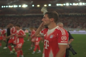 成傳統(tǒng)了??格雷茨卡肩扛鸚鵡飾品，慶祝德超杯奪冠