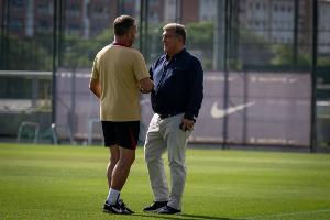 TA：巴薩引援結(jié)束，俱樂部專注完成馬丁&什琴斯尼&巴德吉的注冊(cè)