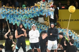 中國元素拉滿！庫里一行伴著舞龍震撼出場 這波打多少分