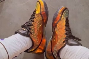 你喜歡嗎？詹姆斯自拍上腳最新黃金配色款詹23代戰(zhàn)靴??