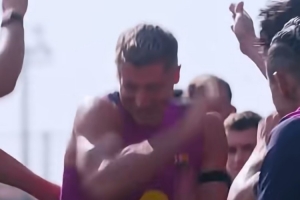 氣氛歡樂！巴薩球員訓(xùn)練場上拍打萊萬，祝他37歲生日快樂