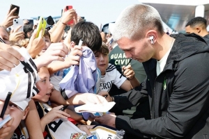 皇馬社媒曬球員們抵達奧維耶多照片，受到球迷熱烈歡迎