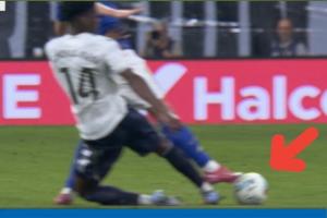 這球是犯規(guī)嗎？姆巴佩進球后，奧維耶多抗議瓊阿梅尼鏟球犯規(guī)未判