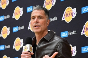 隊記：湖人計劃交易截止日前積極行動 會根據(jù)賽季初期的表現(xiàn)調(diào)整