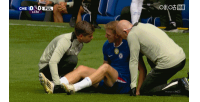 直接回更衣室了！第12分鐘，德拉普大腿后側拉傷，喬治替補登場