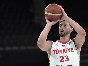 歐錦賽罰球命中率78.6%！火箭自媒體稱贊申京罰球：進步值得表揚