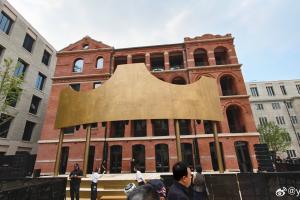 詹姆斯外灘活動(dòng)現(xiàn)場(chǎng)已架設(shè)巨型“皇冠”logo和無數(shù)鎂光燈