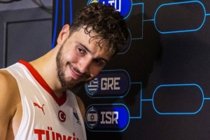 首個(gè)晉級(jí)的球隊(duì)！FIBA歐錦賽官推曬申京與土耳其晉級(jí)圖合照