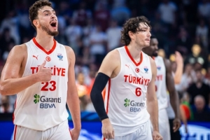 爆砍24分16板6助2帽率隊(duì)晉級(jí)八強(qiáng)！申京：為了國旗我們將戰(zhàn)斗到底