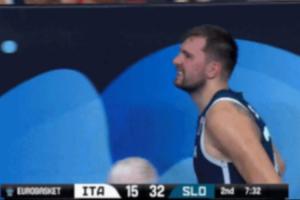 用力過猛？東契奇首節(jié)結(jié)束時(shí)回更衣室 次節(jié)小跑回來表情有點(diǎn)難受