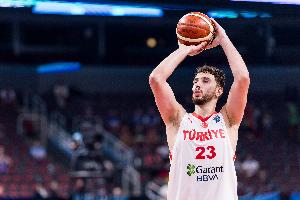 身手全能！申京半場7中3拿到10分6板6助2斷 罰球5中4