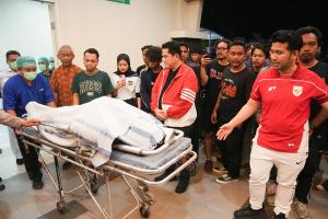 悲劇??一名25歲印尼球迷看球時突發(fā)哮喘，經(jīng)搶救后不幸離世