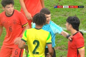 澳大利亞球員明知死球仍射空門，主裁判口頭警告未出牌