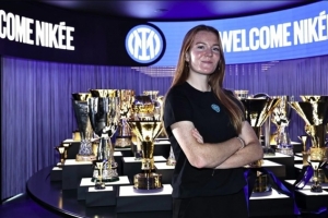 荷蘭女足前鋒范迪克加盟國(guó)米：很驕傲成為內(nèi)拉，迫不及待上場(chǎng)