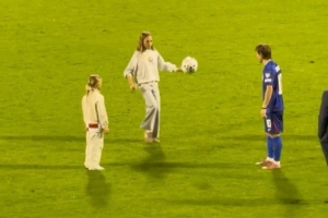 溫馨時刻！莫德里奇賽后與兩個女兒在場上踢球